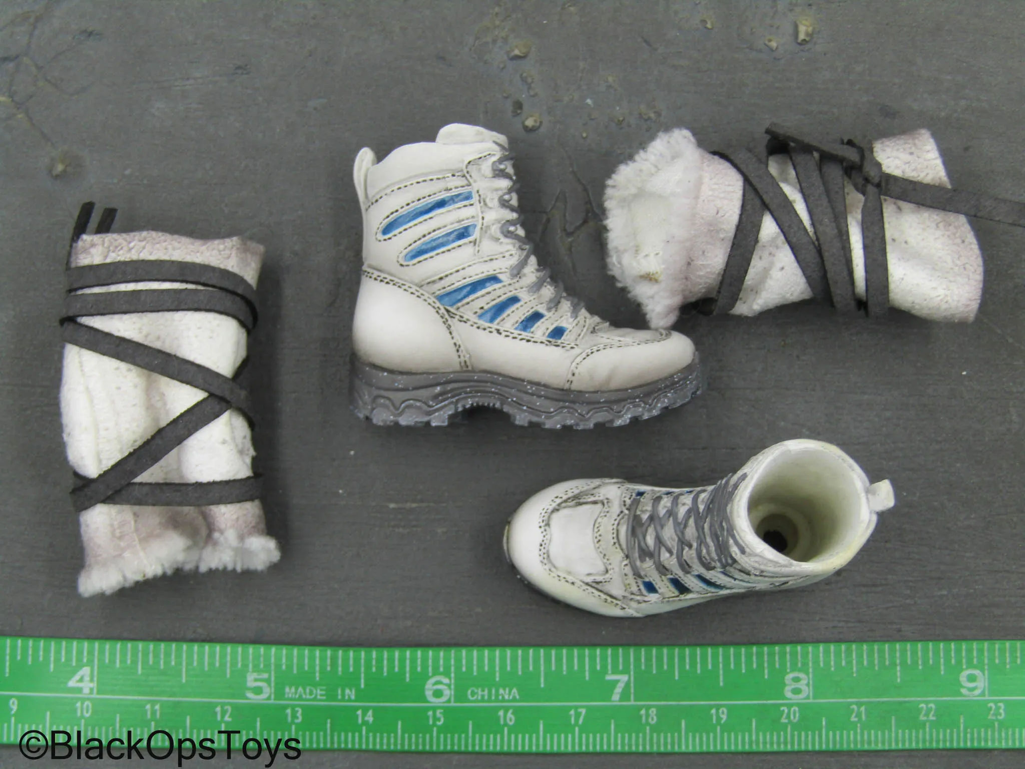Apexplorers - Ice & Laser - White Snow Shoes w/Gaiters (Peg Type)