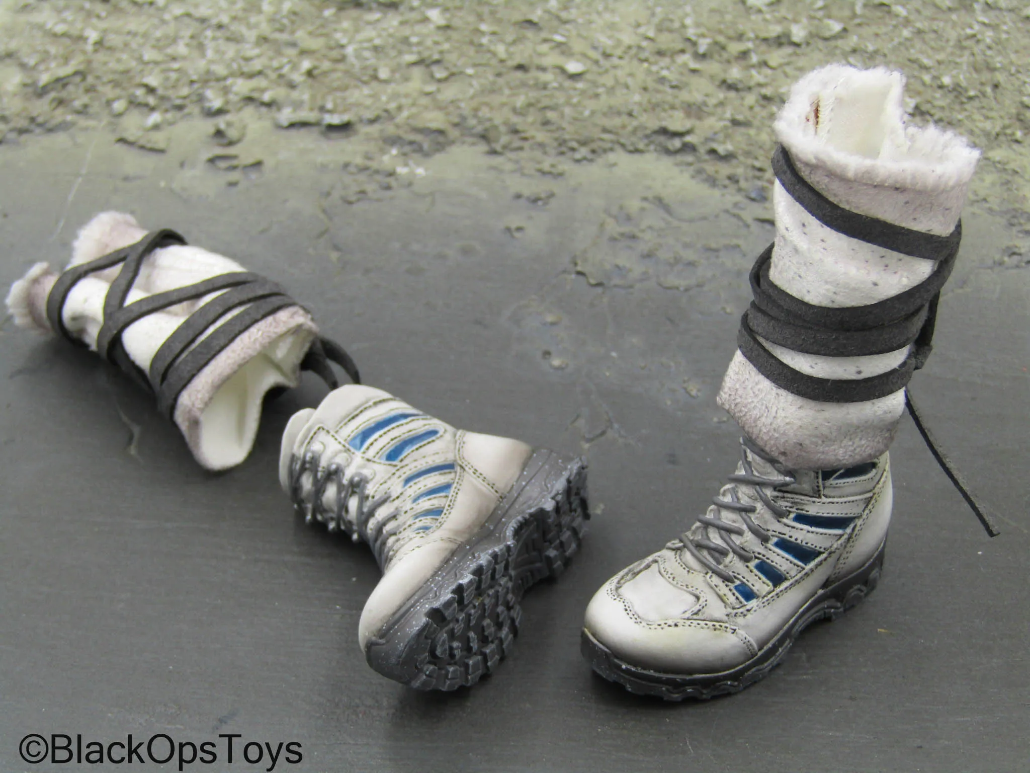 Apexplorers - Ice & Laser - White Snow Shoes w/Gaiters (Peg Type)
