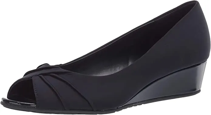 Bandolino Women's Caddia Pumps  Color Navy Size 9.5M