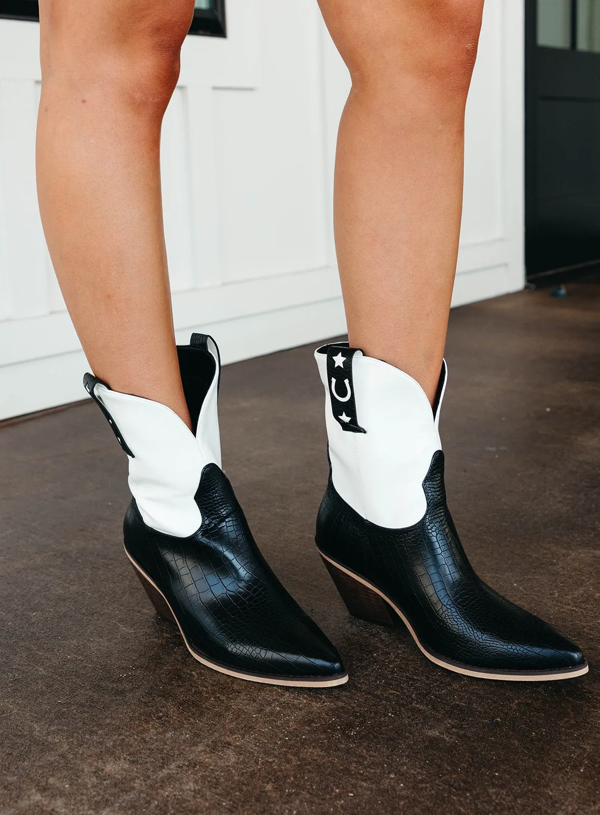 The June Cowgirl Boot - Black/White