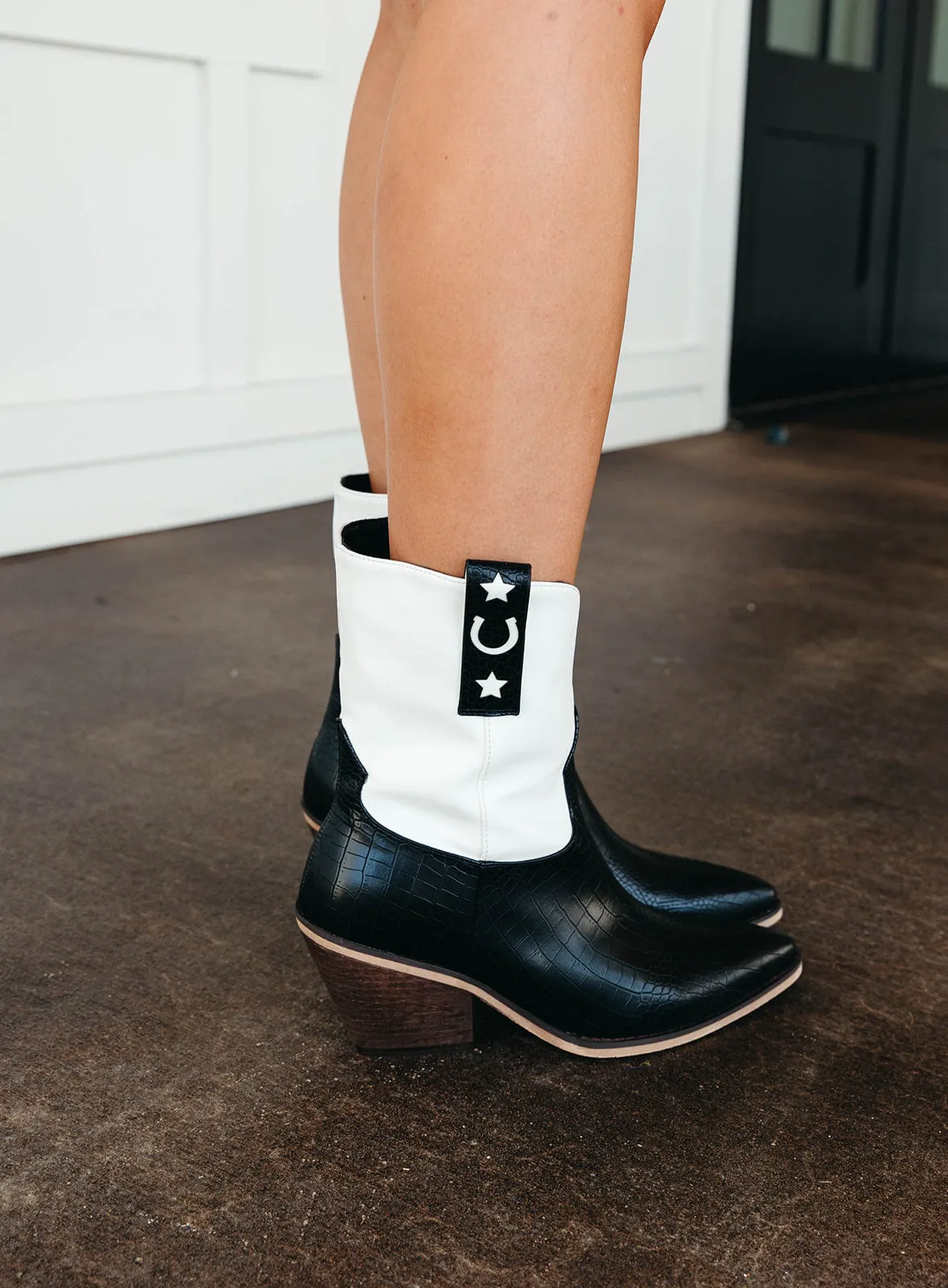 The June Cowgirl Boot - Black/White